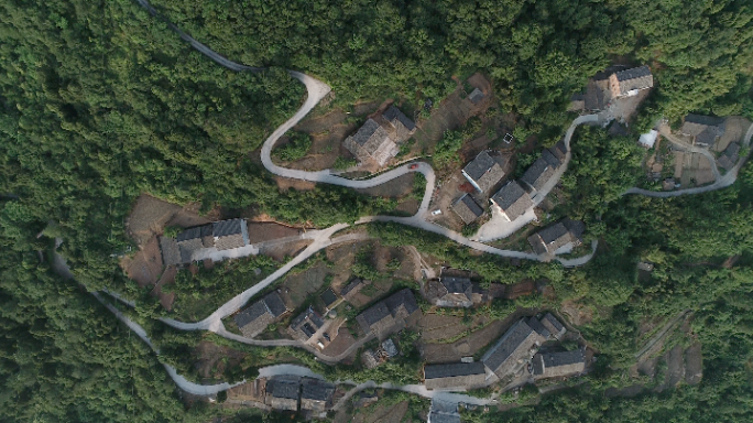 挑担子背夫山间田地航拍4K