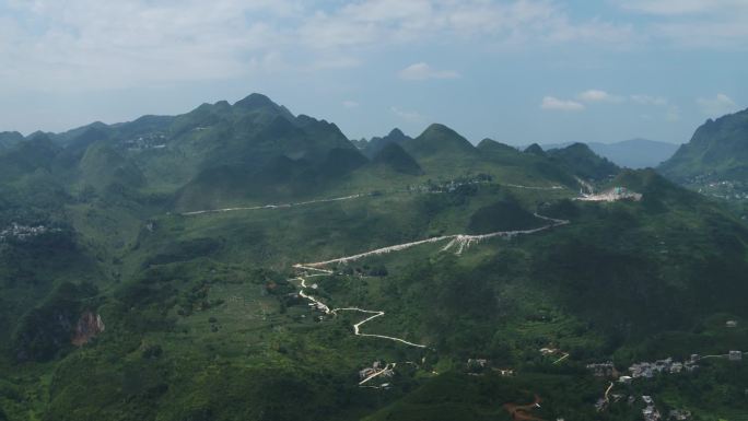 山脚下的山村、蜿蜒的山路