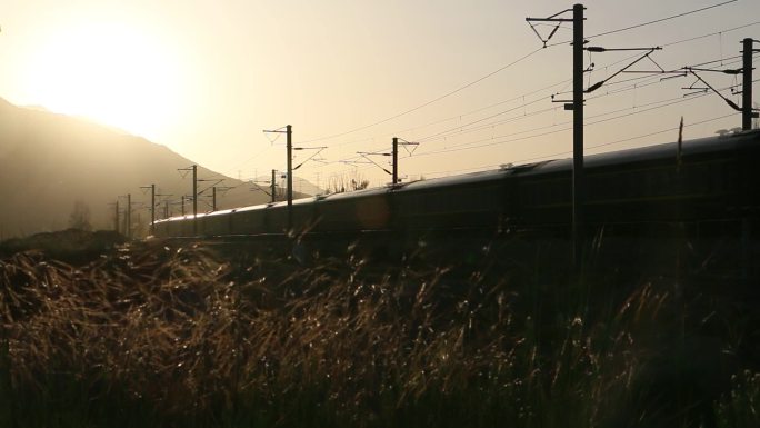 夕阳黄昏火车走向远方