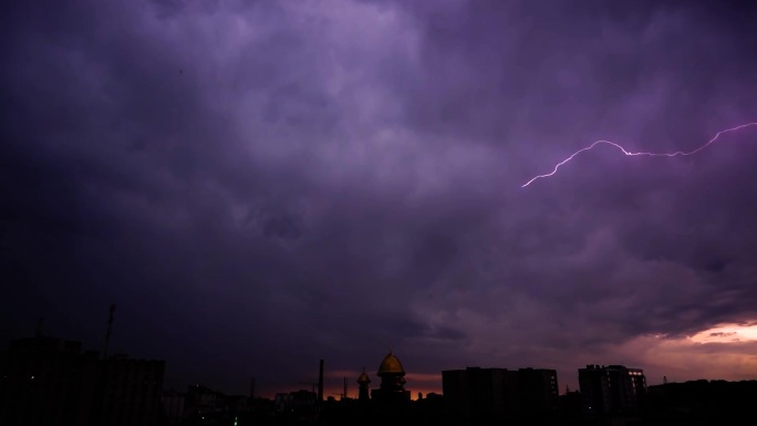 城市上空打雷闪电环境恶劣