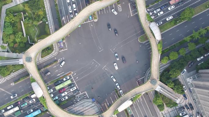 城市十字路口交通车流