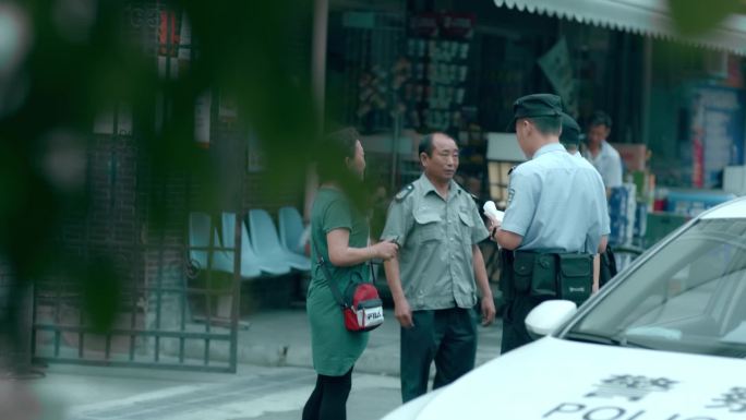 【阿莱】民警街头执勤工作走访排查了解情况