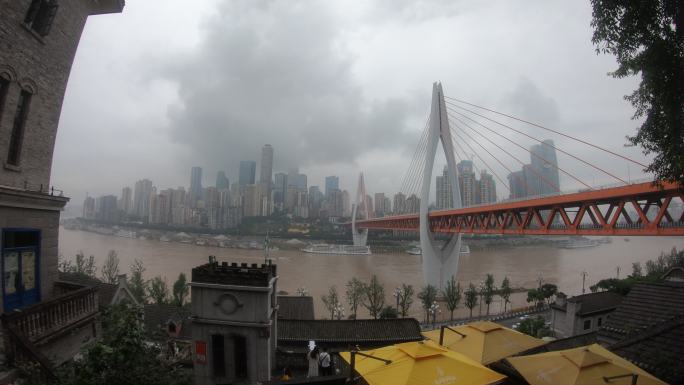 阴雨天的重庆南坪滨江路龙门浩老街渝中区