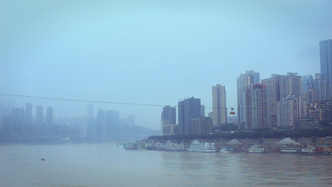 重庆网红长江索道载客渡河阴天的魔幻城市