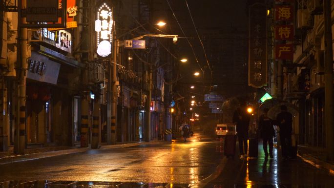 上海南京步行街街道下雨行人2
