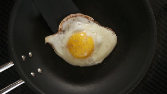铁锅油煎鸡蛋煎荷包蛋做早餐