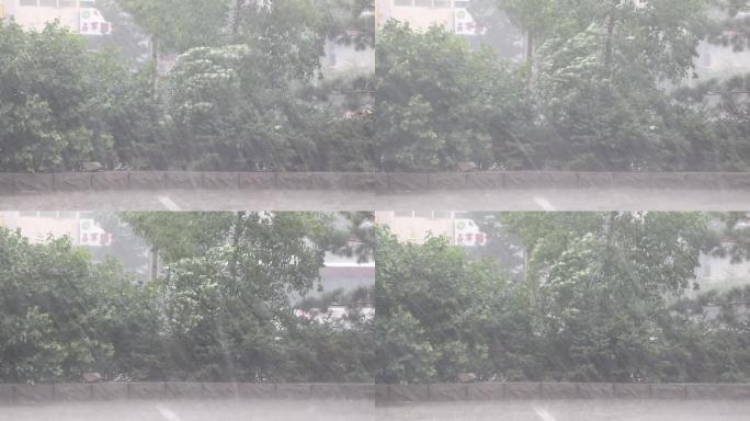 实拍冰雹大雨雨水下雨雨滴空镜
