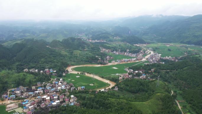 90秒长时间拍4K航拍农村洪住房森林远景