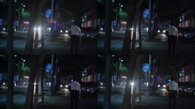 老人深夜街上孤独行走