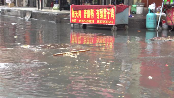 暴雨后城中村贫民窟污水流入街道