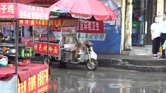 城中村暴雨水患居民骑车出行