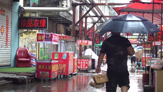 城中村暴雨小巷子街景