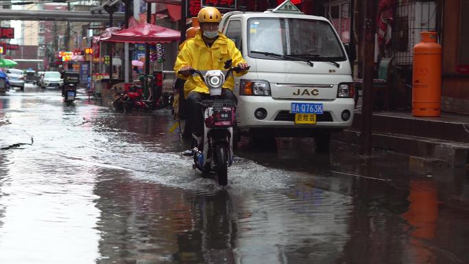 暴风雨中风雨无阻的外卖小哥