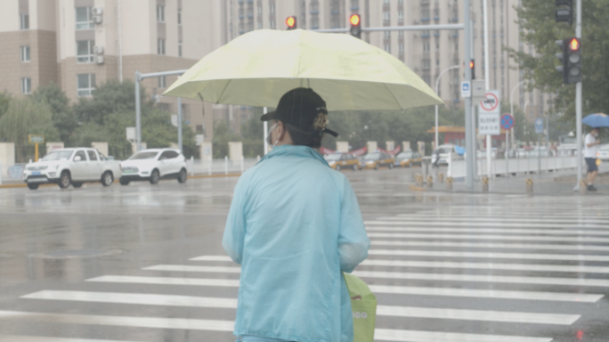 下雨天行人路人打伞雨天出行