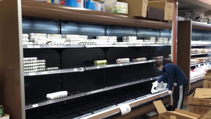 疫情下的国外超市货架抢购物资