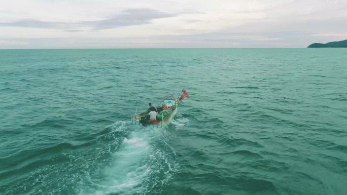 大海中前行的小渔船4k超清