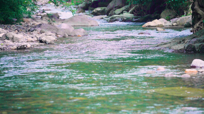 4K山间溪水