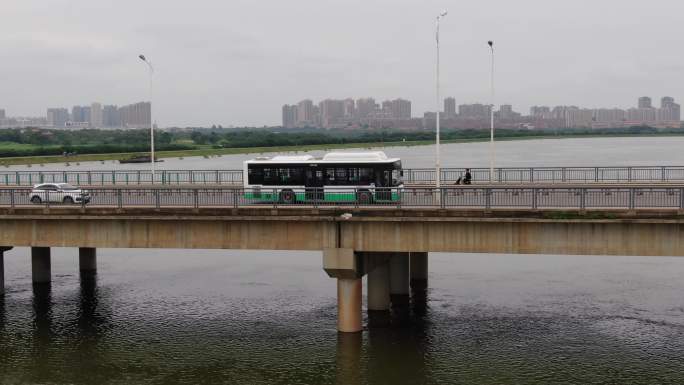 4K桥上行驶公交车车辆航拍