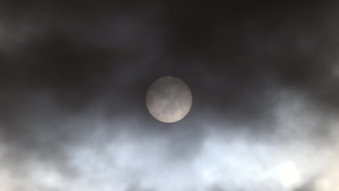 4K云层流动乌云遮住月亮