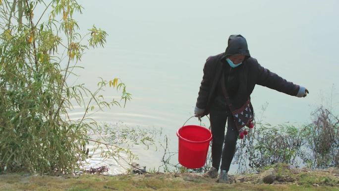 少数民族从河里打水