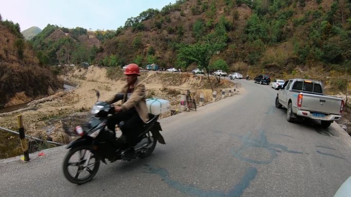 山区公路堵车，单向通行