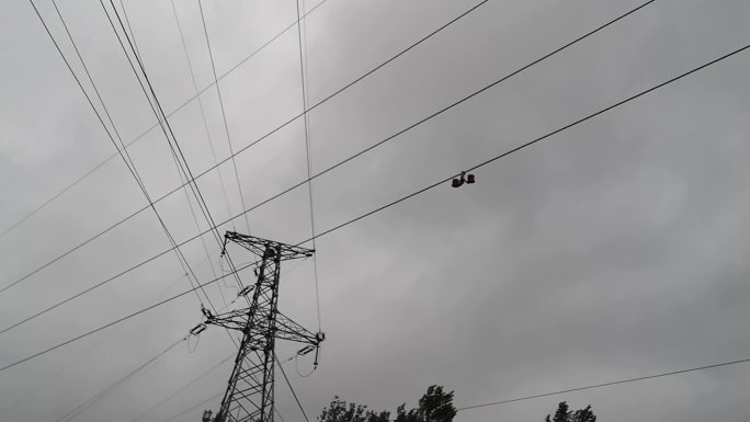 阴雨天气大风乌云高压电线安全警示灯