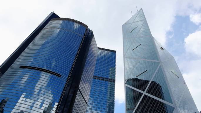 香港中银大厦玻璃墙面倒影白云
