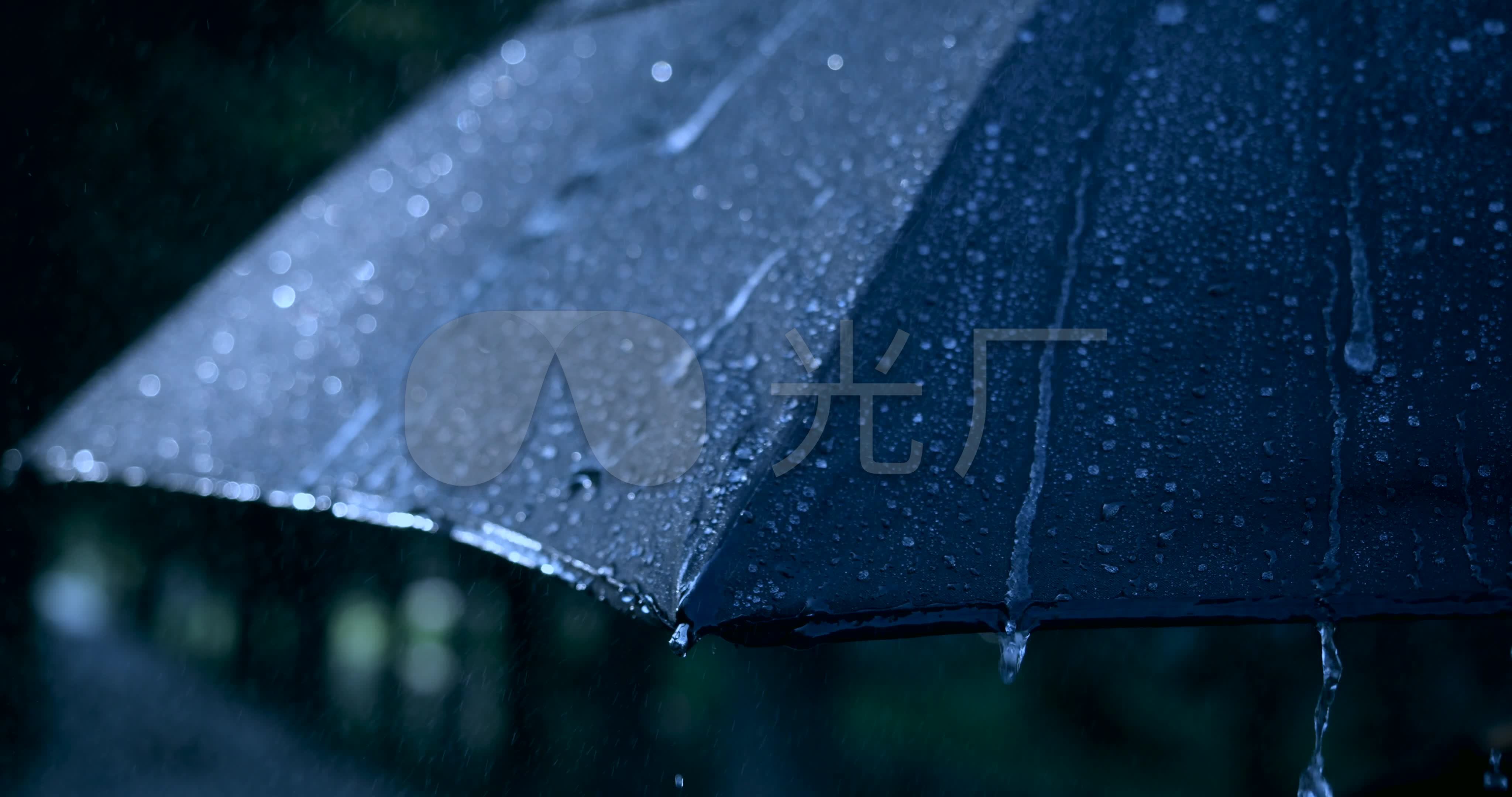 上海下雨天街道打伞的老人高清摄影大图-千库网