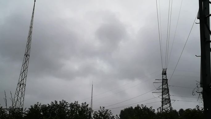 阴雨天气大风乌云密布飘动高压电线安全