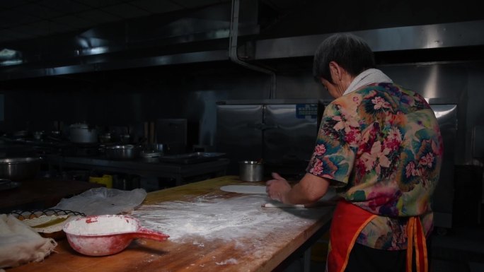 高档饭店后厨手艺人烙饼擀面皮