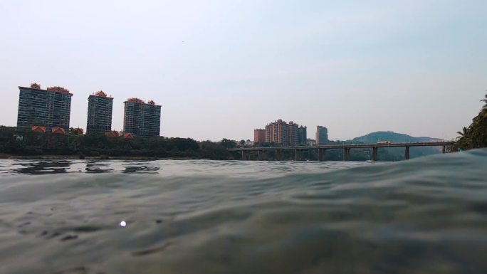 云南西双版纳段的澜沧江和大桥