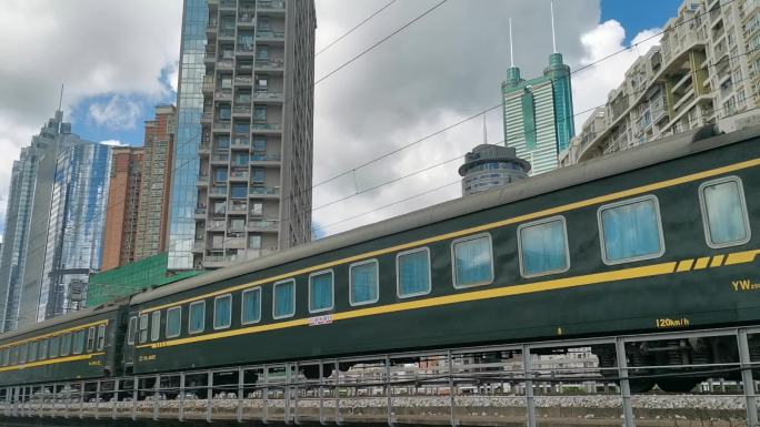 城市里的绿皮火车韶山8型
