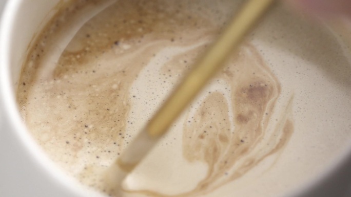慢动作金色勺子搅拌咖啡奶茶拿铁卡布奇诺