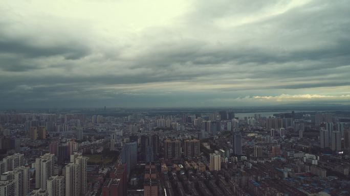 暴雨来临前的城市