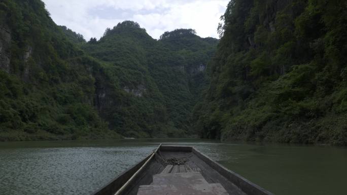 4k贵州黔东南手爬岩水库行船航行河流坐船