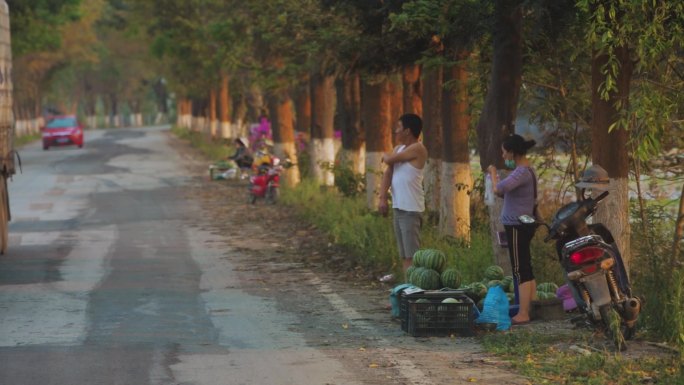 云南临沧，金色夕阳下公路边的西瓜摊