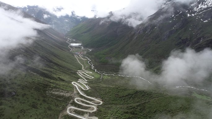 青藏高原山峦道路穿云航拍
