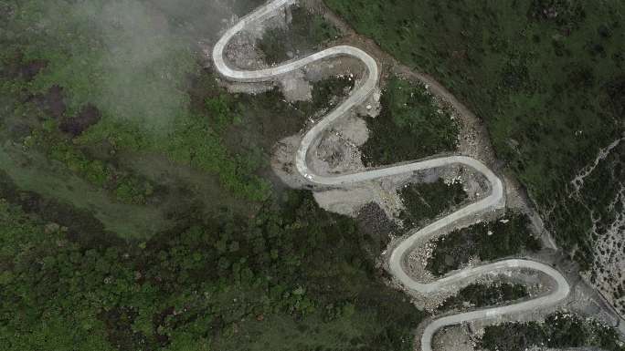 青藏高原蜿蜒曲折山路航拍