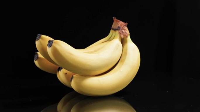 4K香蕉静物吃香蕉掰香蕉