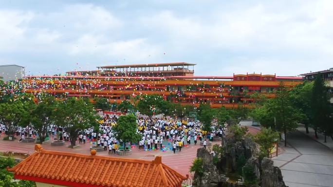 华南高中学生放飞气球