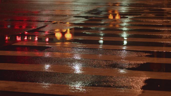 4K夜晚下雨斑马线霓虹灯城市夜景