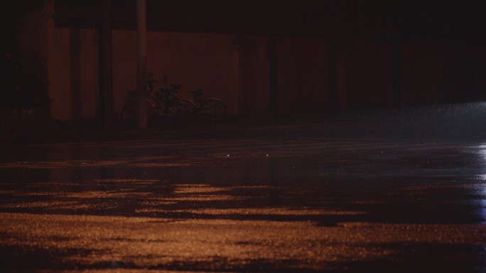 4K雨夜小雨夜雨路面积水视频素材