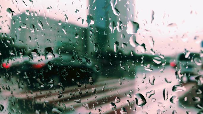 下雨雨滴车窗、车窗玻璃雨水、水珠玻璃、