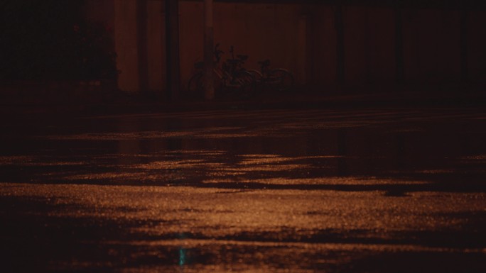 4K雨夜小雨夜雨路面积水视频素材