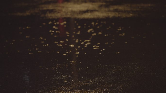 4K夜雨夜晚下雨道路积水雨水雨滴