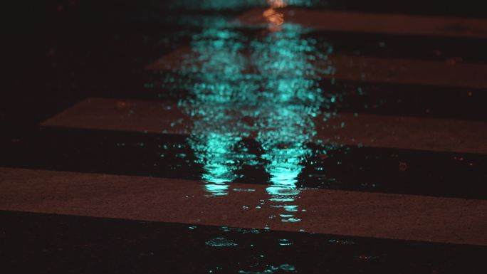 4K雨夜马路行人车辆斑马线雨水雨滴