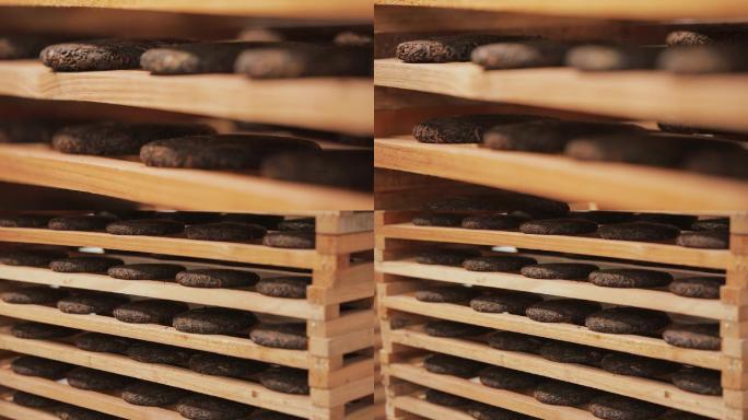 木头货架上的普洱茶饼特写