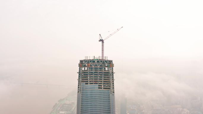 鸟瞰超级工程摩天大楼竖立云端