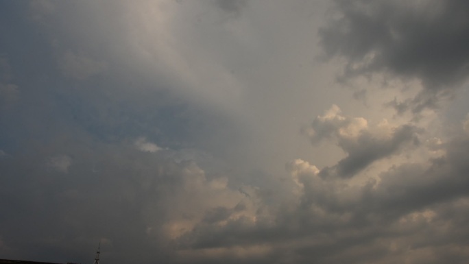 阴云密布乌云盖顶暴雨前兆