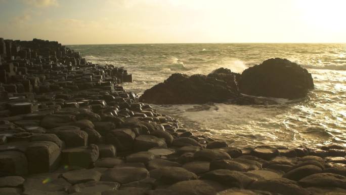 4K夕阳海滩沙滩石头堆浪花
